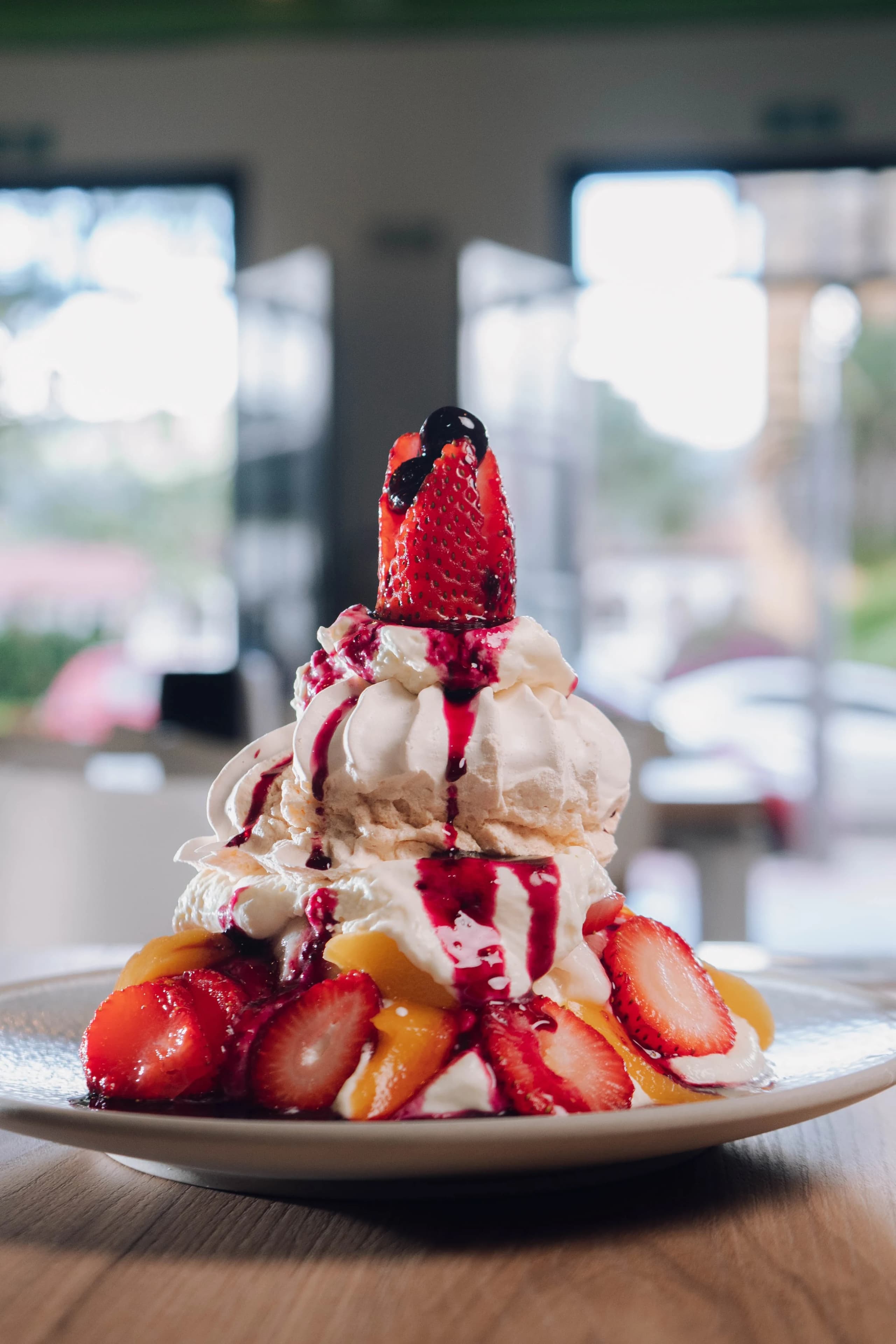 Torre de merengue con crema y fresas