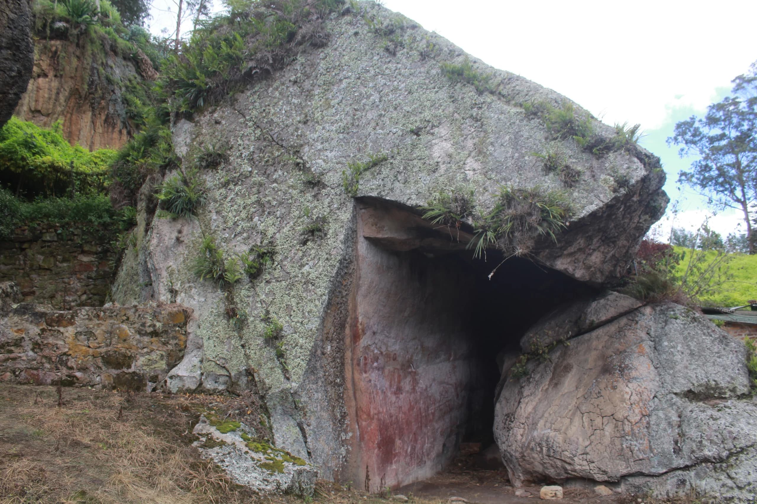 Un abrigo rocoso bajo la peña