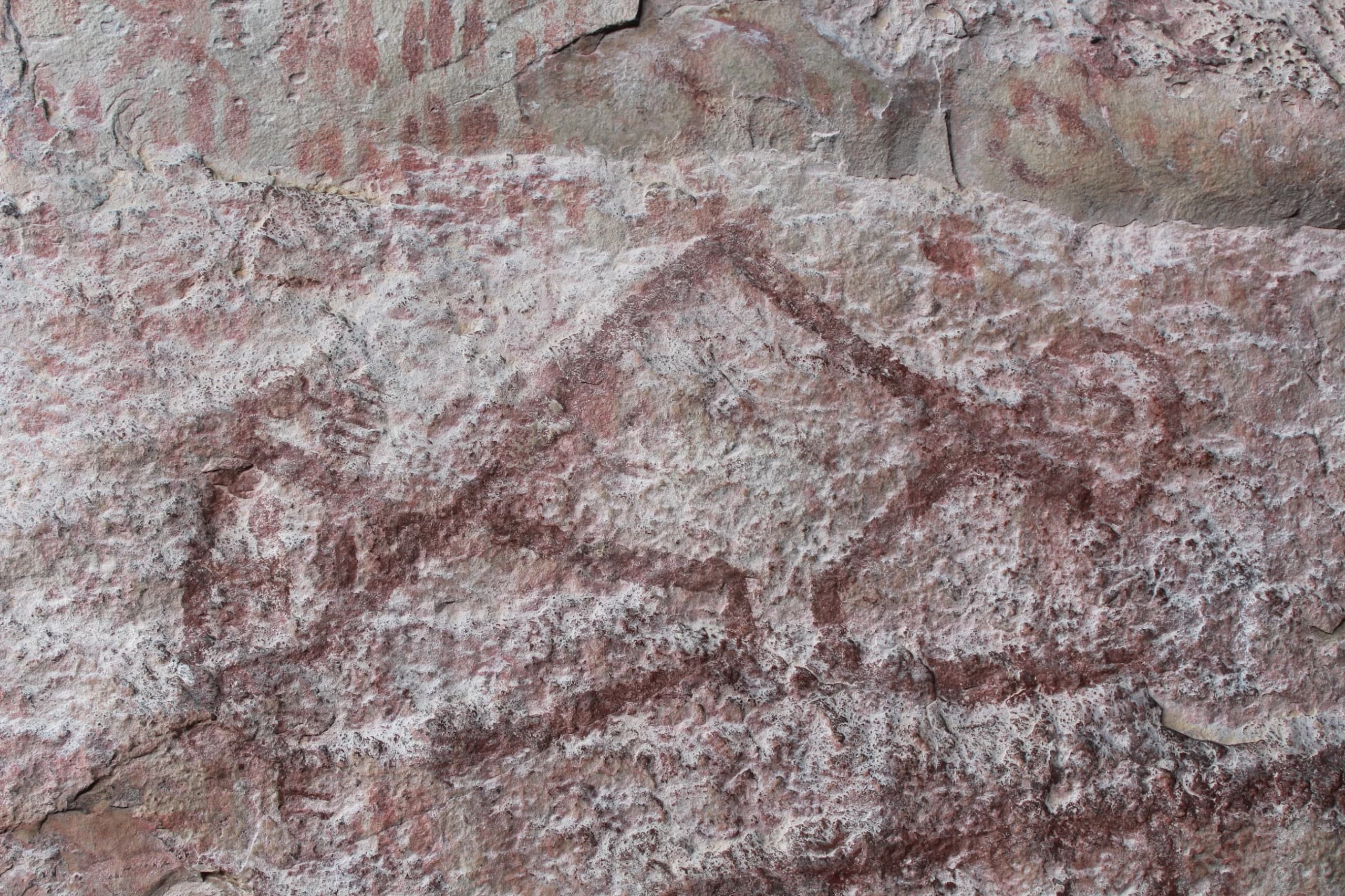 Pinturas rupestres en rojo sobre la roca