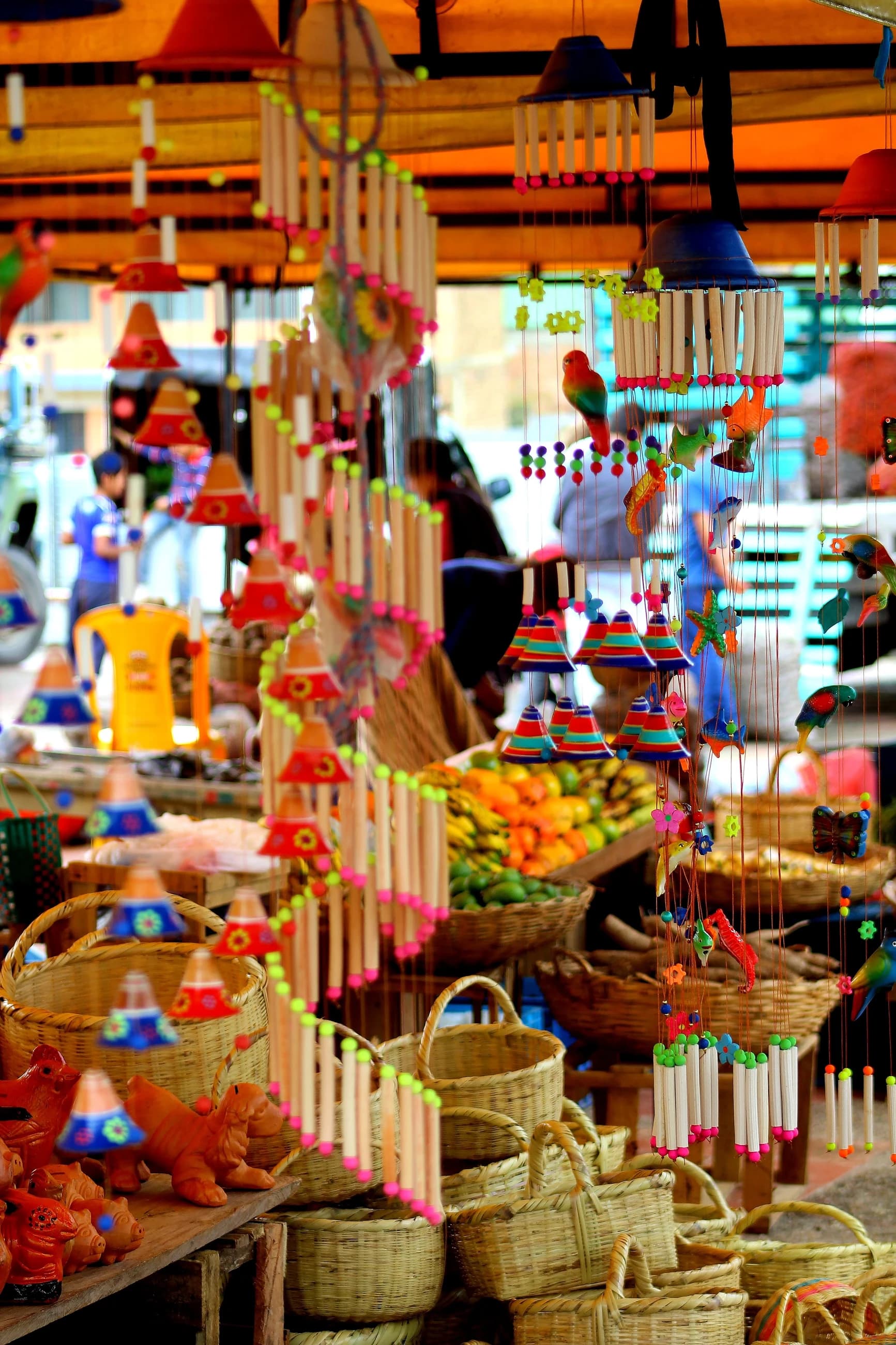 Puesto de artesanías en el mercado